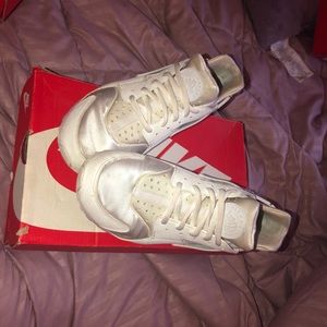 White Nike hurrachies